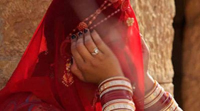 দাবি করা হয়, তাতেই মা ক্ষুব্ধ হয়ে ওই নব বধূকে আস্ত গিলে খান। পরের দিন মায়ের মুখে সেই বধূর পরনের বেনারসী শাড়ির টুকরো দেখতে পান গ্রামবাসী।