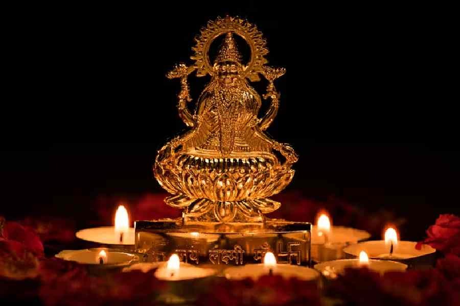 ধনতেরসের দিন পুজো পান দেবী লক্ষ্মী এবং কুবের। এ ছাড়া পুজো করা হয় ধন্বন্তরিরও। 