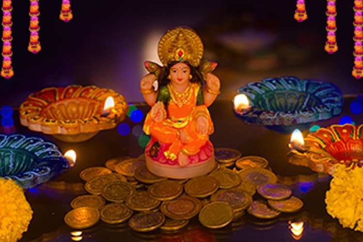 ধনতেরসের প্রদোষকাল বিকেল ৫টা ৪৮ মিনিট থেকে রাত ৮টা ২০ পর্যন্ত। 