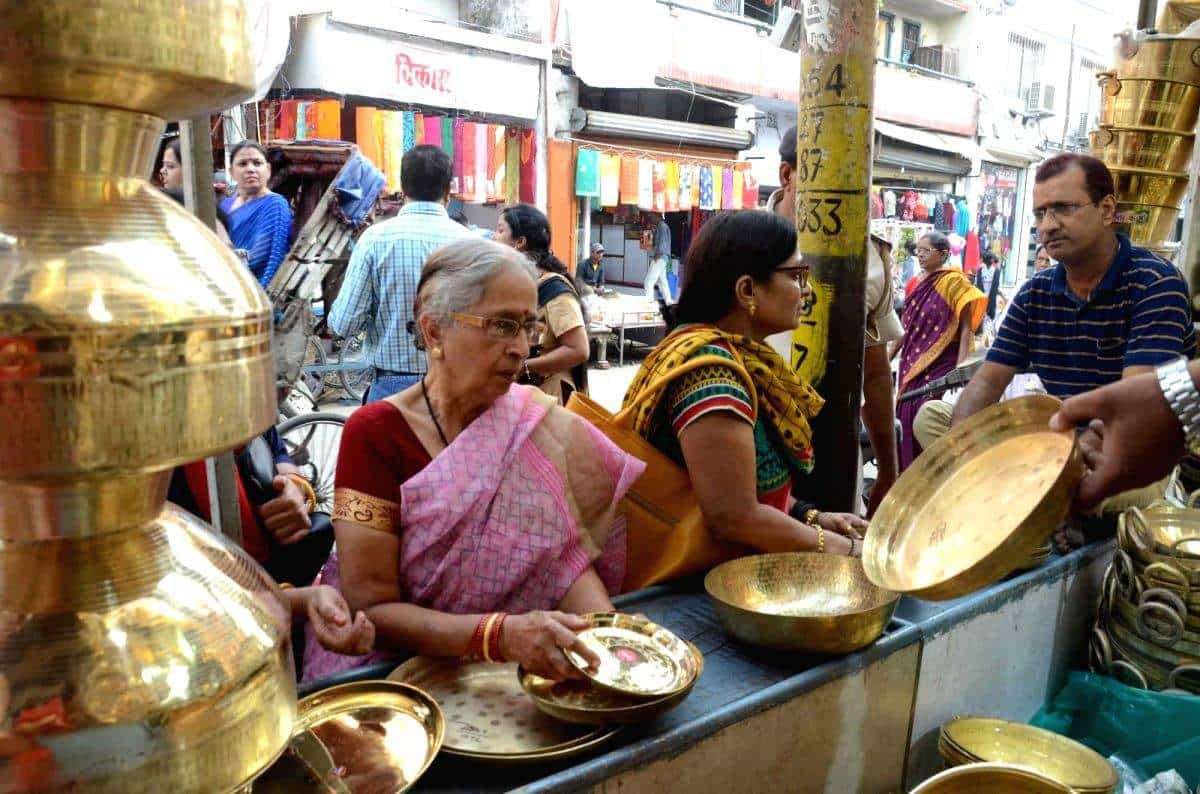 এ দিন সোনা, রূপার পাশাপাশি ঝাঁটা, তামা, পিতলের বাসন, নুন, ইত্যাদি কেনার রীতি আছে। 