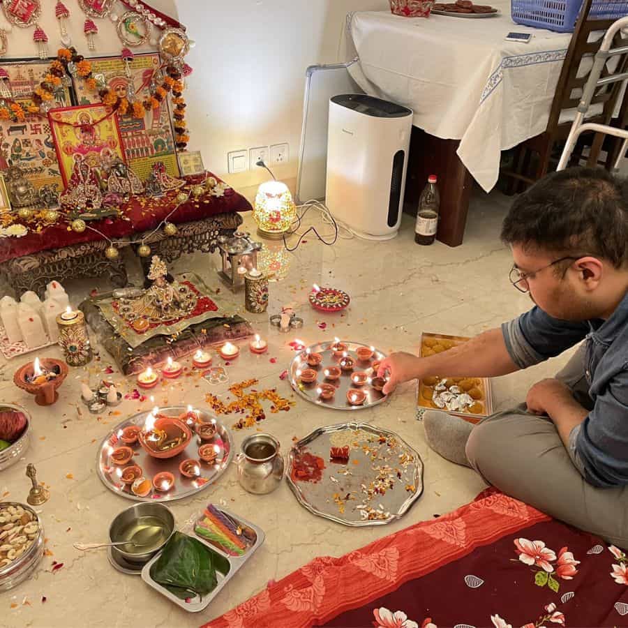 ধনতেরসের দিন ঘর ভাল করে পরিষ্কার করে, নতুন জামা পরে পুজো করা উচিত। ঘরে প্রদীপ জ্বালানো উচিত। 