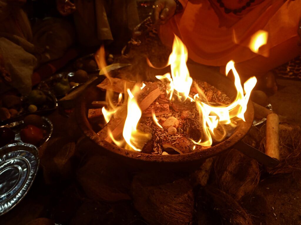 আরও কথিত আছে, তন্ত্রসাধক জ্ঞানানন্দ তীর্থ মহারাজ নাকি এই মন্দিরে এসে মা বিশালাক্ষীর সাধনা করতেন।