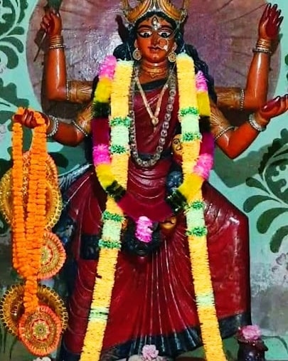 প্রসঙ্গত, একচূড়া বিশিষ্ট আটচালার এই প্রাচীন মন্দিরের বিগ্রহটি চতুর্ভূজা ও ত্রিনয়নী। তাঁর মুখমণ্ডলের অভিব্যক্তি একই সঙ্গে ভয় ধরাবে, আবার প্রসন্নও করবে। মায়ের গাত্রবর্ণ হলুদ।  (এই প্রতিবেদনটি ‘আনন্দ উৎসব’ ফিচারের একটি অংশ।)