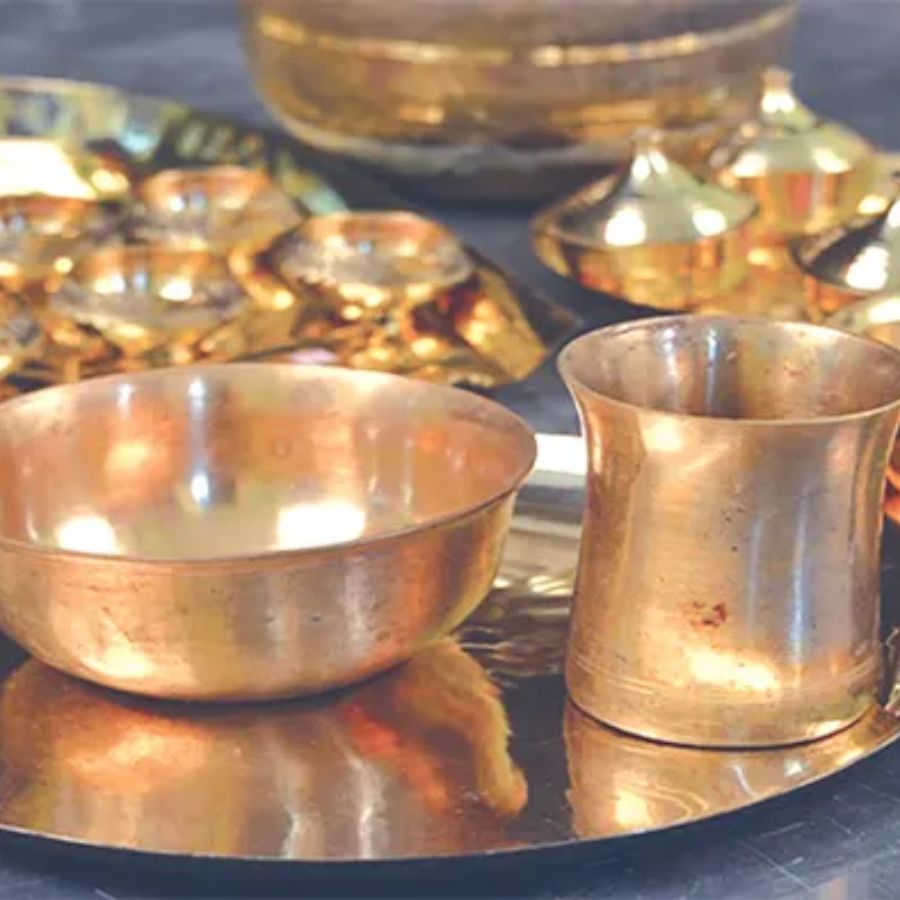 তামা বা পিতলের বাসন কেনাও এ দিন অত্যন্ত শুভ বলে মনে করা হয়। 