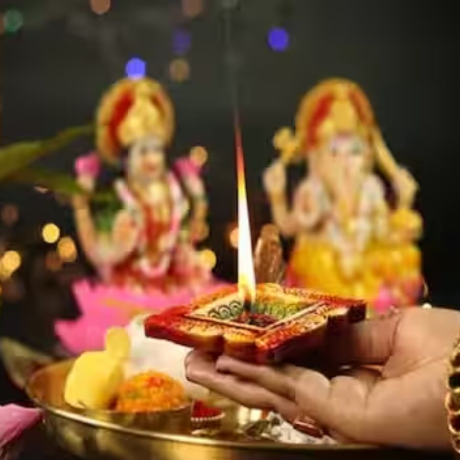 ধনতেরসকে অনেকে ধনত্রয়োদশী বলে থাকেন। পৌরাণিক বিশ্বাস অনুযায়ী ধনতেরসের দিনই দেবী লক্ষ্মী সমুদ্র মন্থনের সময় উঠে এসেছিলেন। 