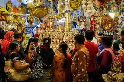 তাই এই দিনে দেবী লক্ষ্মী এবং কুবেরের পুজো করা হয়। সোনার গয়না দোকান থেকে বাসনের দোকানে ভিড় উপচে পড়ে। লম্বা লাইন পড়ে ঝাঁটা কেনারও। 