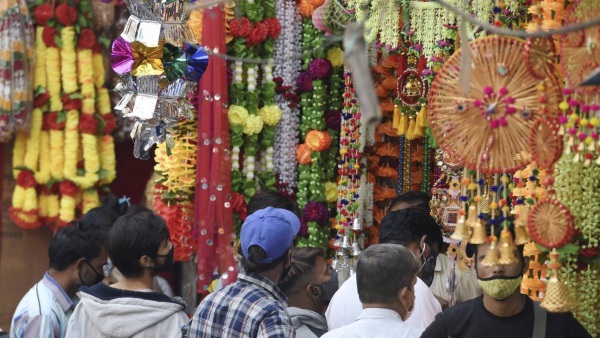 তাই এই বছর সংসারে সুখ, সমৃদ্ধি আনতে উল্লিখিত জিনিসগুলির একটি কিনতেই পারেন।  (এই প্রতিবেদনটি ‘আনন্দ উৎসব’ ফিচারের একটি অংশ।)