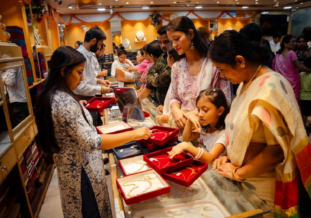 গয়নার দাম যেমন বাড়ছে, সেই সঙ্গে বাড়ছে গয়না পিছু মজুরির খরচও।