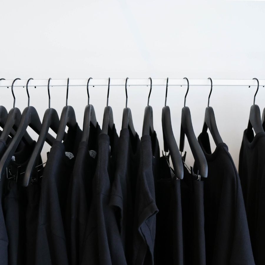 এই দিনটিতে কালো পোশাক কেনা বা পরা উচিত নয়। 