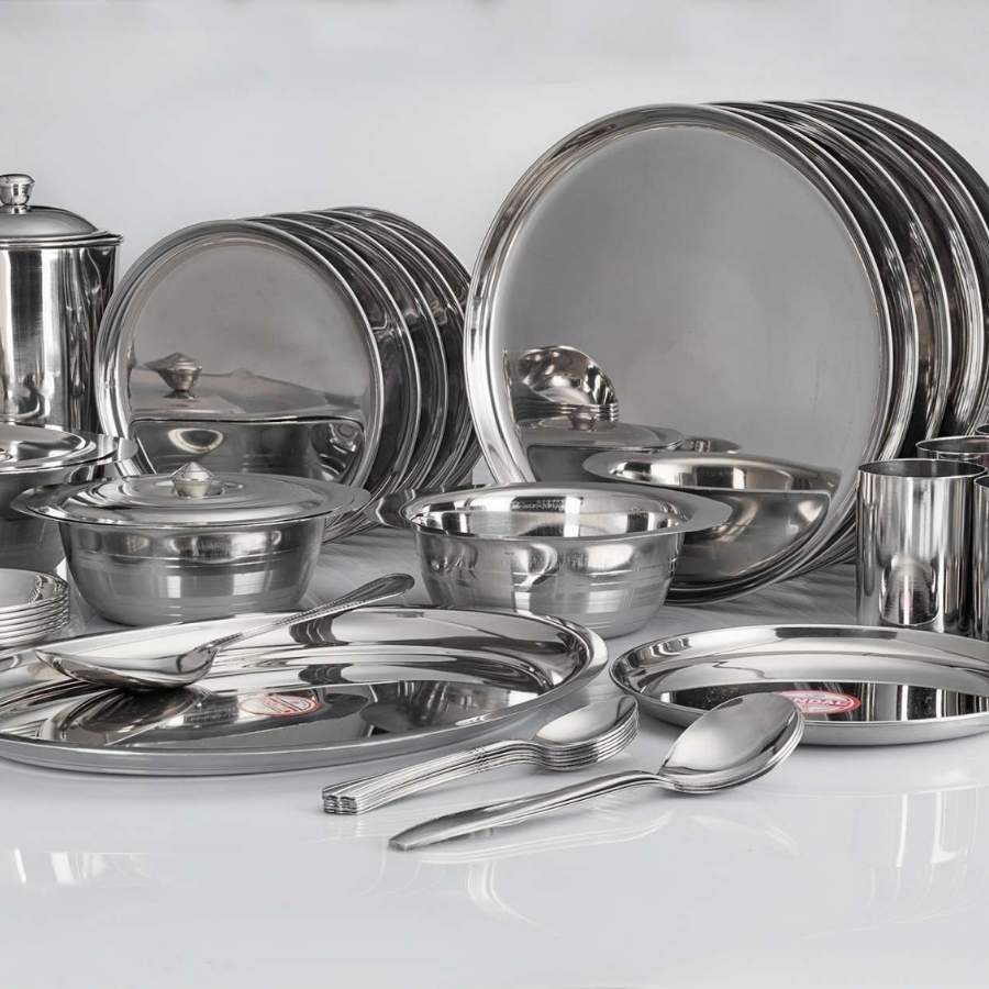 অনেকে এ দিন স্টিলের বাসন কেনেন। কিন্তু এটি যেহেতু লোহার সঙ্কর ধাতু, তাই অনেকে এড়িয়ে যান। 