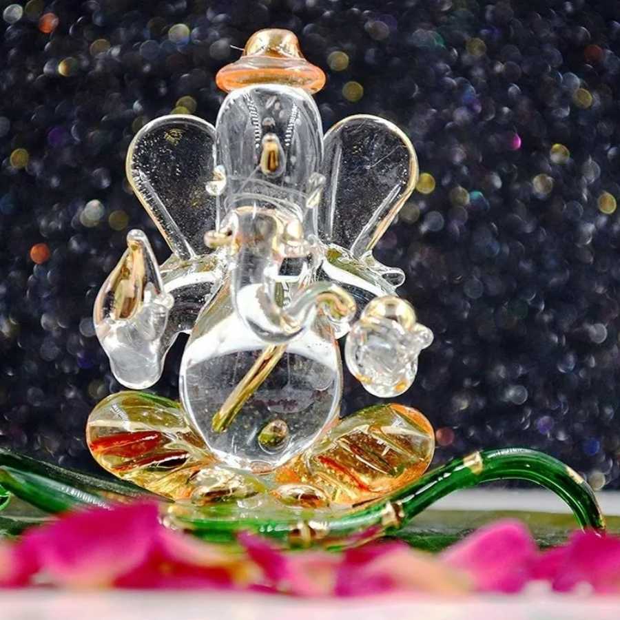 কাচের সঙ্গে রাহুর যোগ রয়েছে। তাই ধনতেরসের দিন কাচের জিনিস কিনবেন না। 