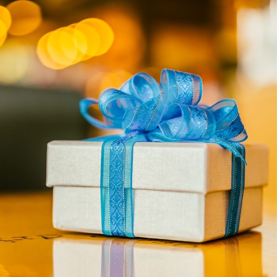 ধনতেরসের দিন নিজের বা সংসারের জন্য কিছু কিনলেও কারও জন্য কখনও উপহার কিনবেন না। 