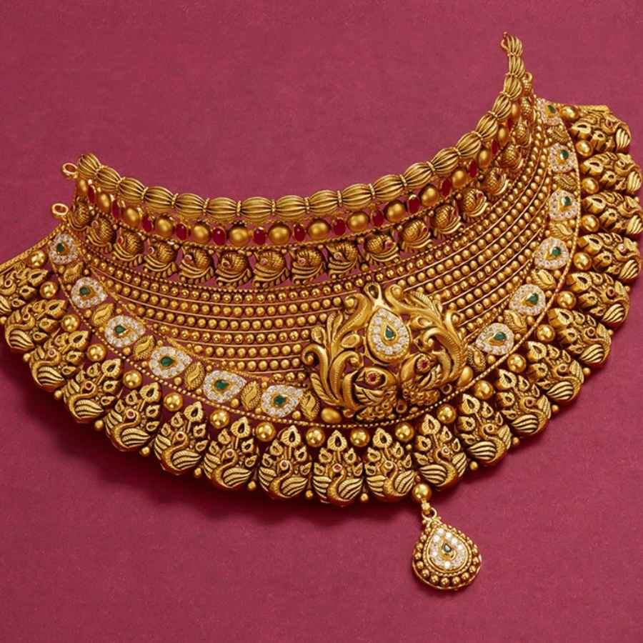 সোনার দাম যেহেতু গগনচুম্বী অনেকেই এ দিন তার বিকল্প হিসেবে নকল সোনা কেনেন। এটি করা উচিত নয়। 