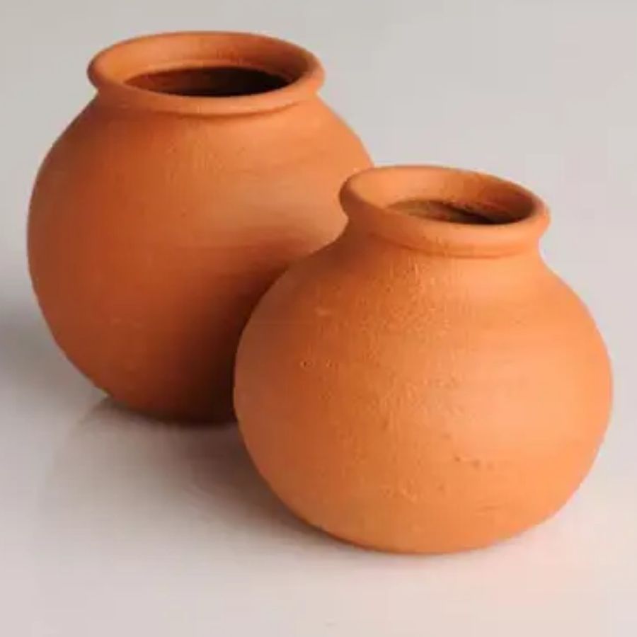 খালি মাটির কলস এ দিন না কেনাই ভাল। কিনলেও সেটা কিছু দিয়ে ভরাট করে বাড়ি আনা উচিত। 