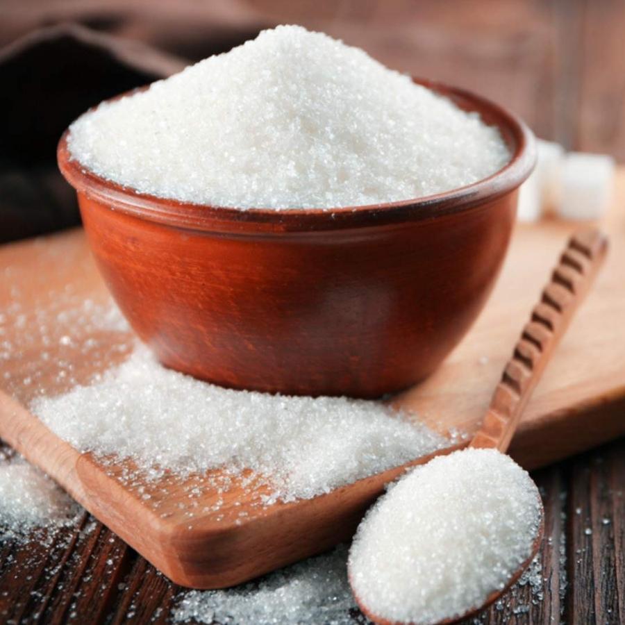 সন্ধ্যার পর ধনতেরসের দিন কাউকে চিনি দেবেন না। কেবল চিনি নয়, এ দিন কারও হাতে নুন দেওয়াও শুভ নয়। 