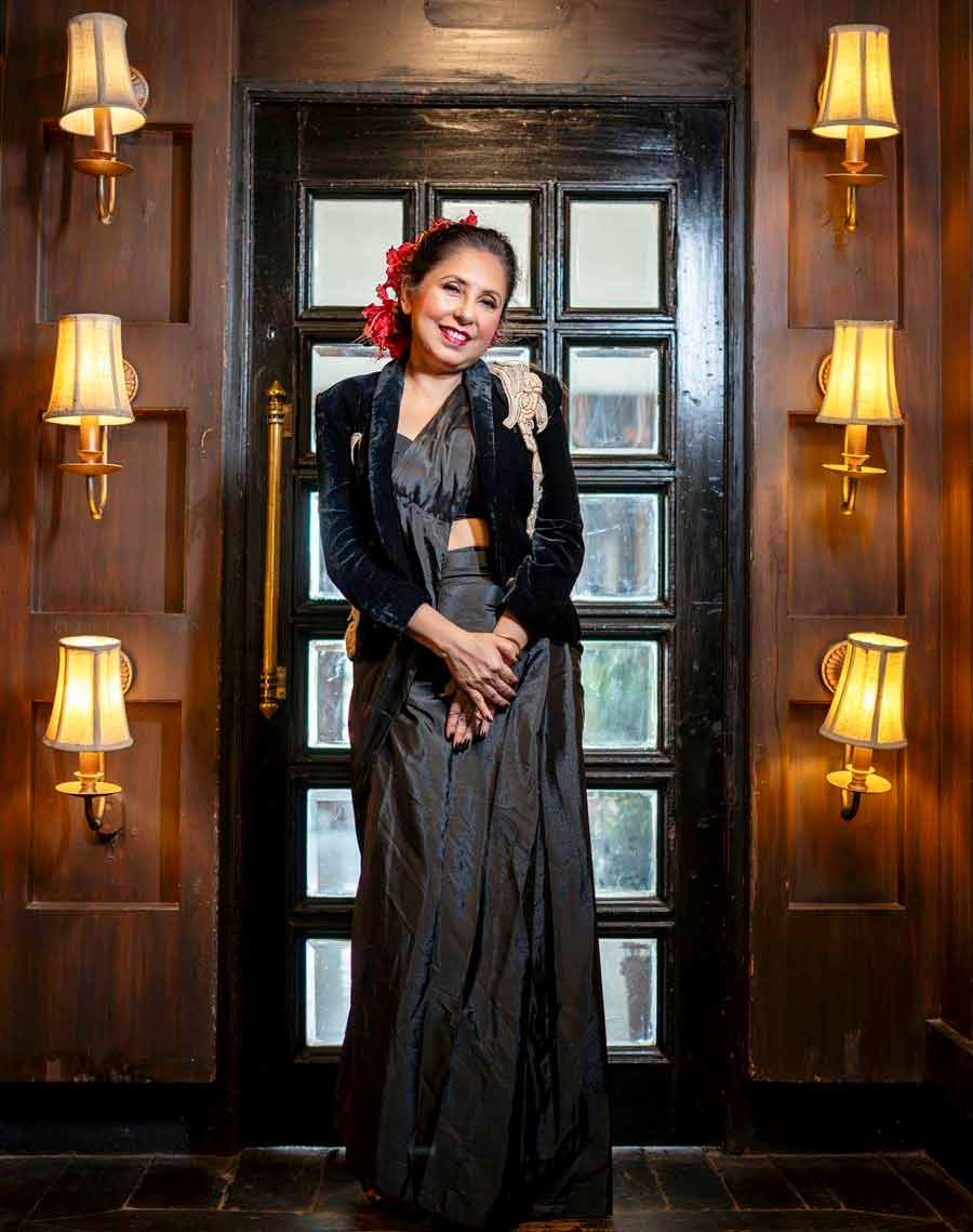 কালোতেই ভুবন আলো? চৈতি ঘোষালের সাজ বলছে।