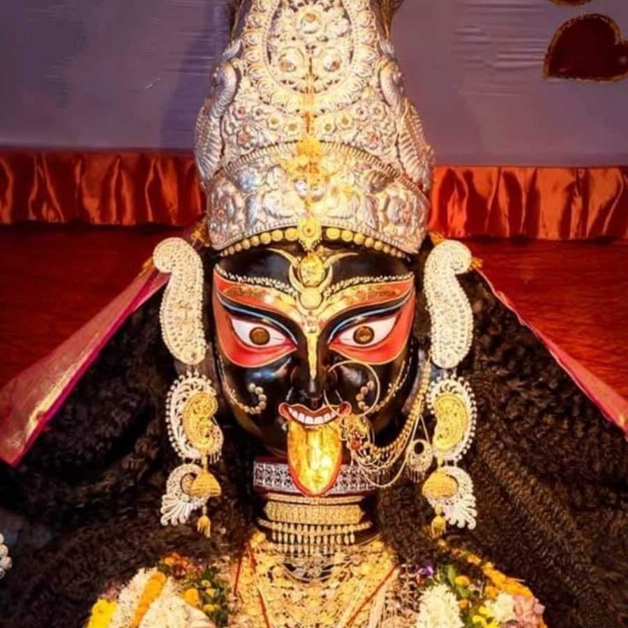 কালীপুজোর সময় নৈহাটি বড়মার কাছে অনেকেই পুজো দিতে যান। কেউ কেউ আবার ফি বছর ভিড় জমান কেবল দেবীর দর্শন পেতে। 