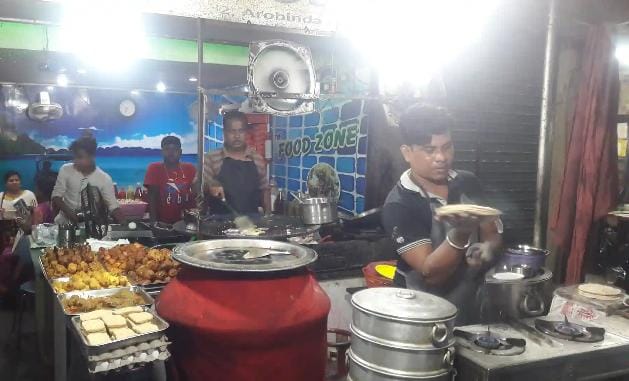 আপনি কি এই বছর সেখানে ঠাকুর দেখতে যাচ্ছেন? বিপুল লাইন ঠেলে, ভিড়ের মধ্যে গলদঘর্ম হয়ে দেবী দর্শনের পর ভূরিভোজ সারুন এই দোকানগুলি থেকে। 