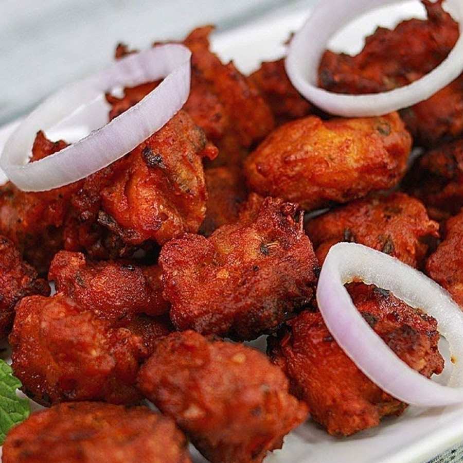 ৫০ বছরের পুরোনো আইকনিক দোকান আদি সুরুচি থেকে বোনলেস চিকেন পকোড়া চেখে দেখতে পারেন ৩০ টাকার বিনিময়ে। 