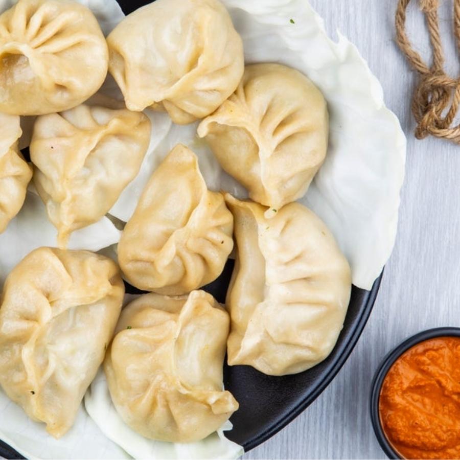 শতাব্দী প্রাচীন দোকান পার্বতী কেবিন অবস্থিত এখানেই। এই দোকান থেকে জাম্বো চিকেন মোমো খেতে পারেন। দাম ৬০ টাকা। 