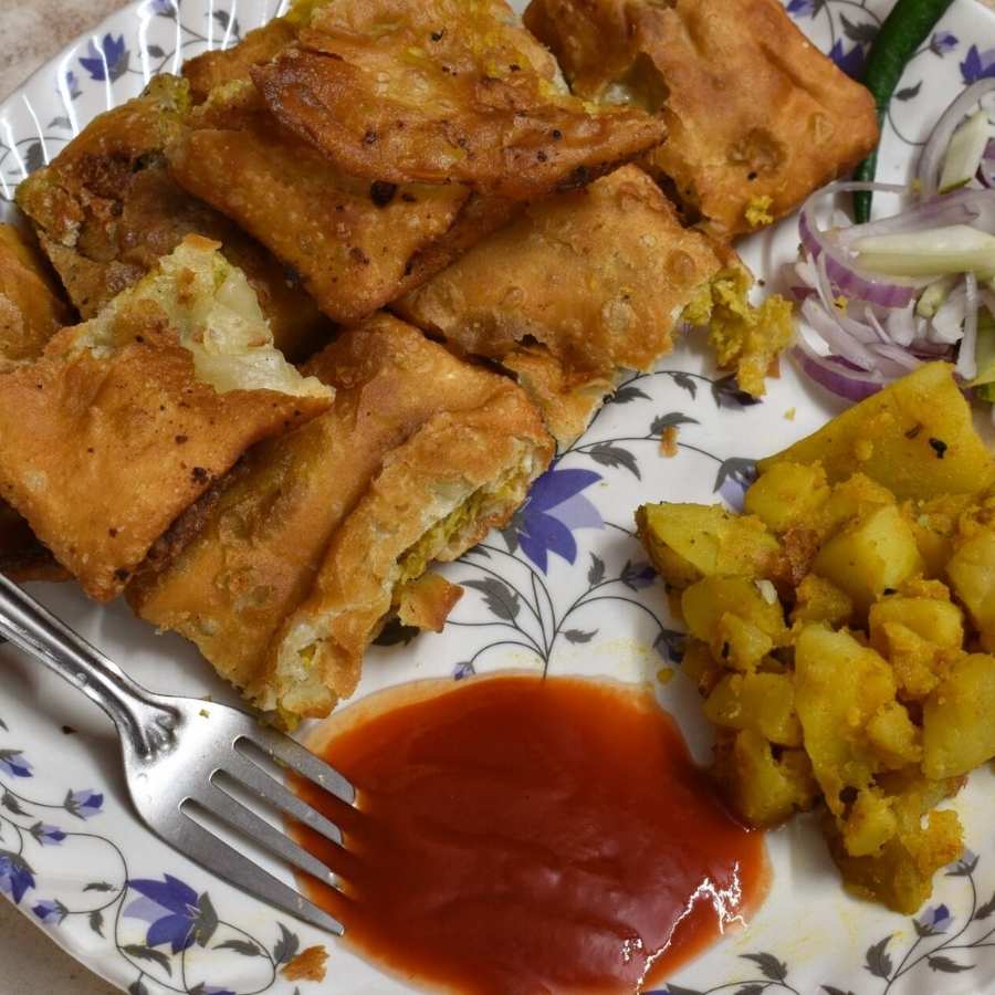 এই একই দোকানে বিশালাকার মুঘলাই পরোটা এবং আলুর তরকারির দাম পড়বে ৫০ টাকা। 