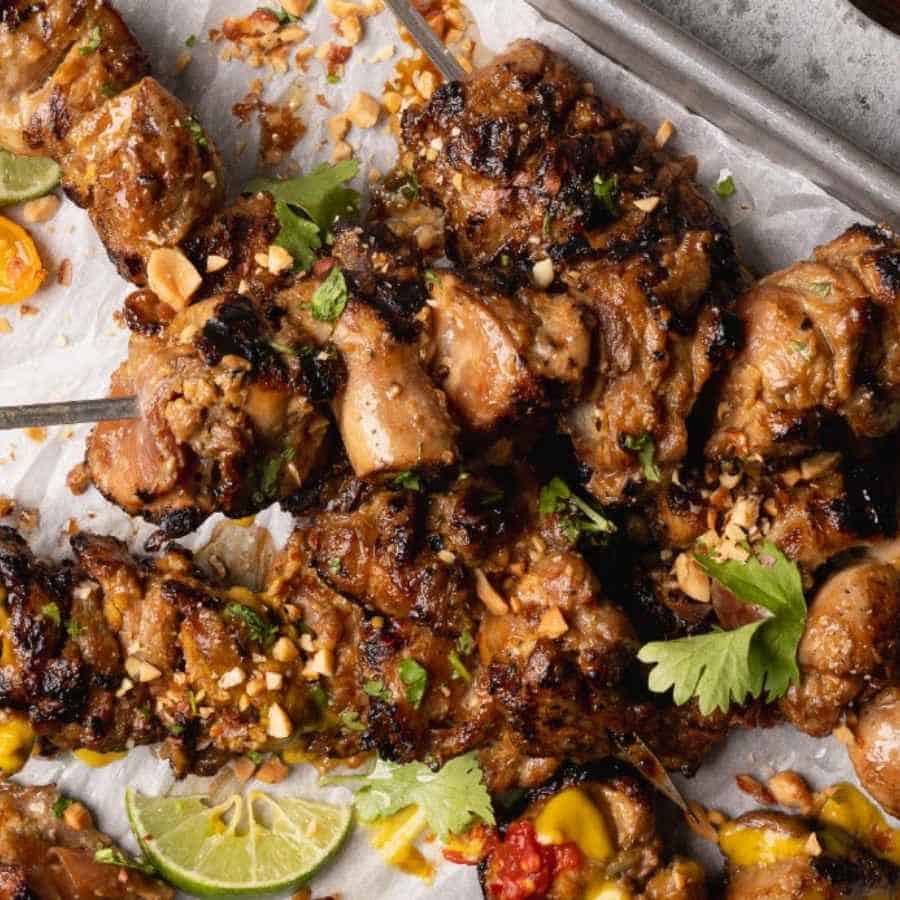 কাছেই রয়েছে অভিরুচি। এখানকার জাম্বো চিকেন সতের দাম ৪০ টাকা। 