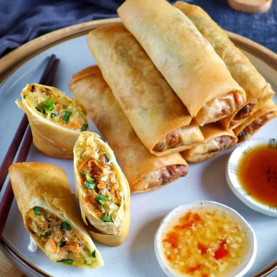 এই ৪৩ বছর পুরনো দোকানের লোডেড চিকেন স্প্রিং রোলের দাম পড়বে ৫০ টাকা। 