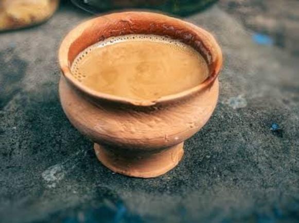 আর ঠাকুর দেখতে বেরিয়ে চা না খেলে হয়? তাও গঙ্গার হাওয়া খেতে খেতে? তাই নৈহাটি এলে কাকার দোকানের চা মাস্ট! 