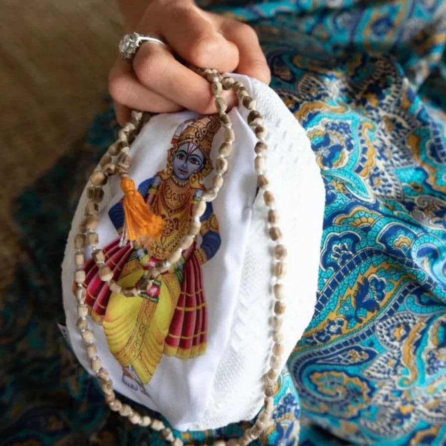 দেবী লক্ষ্মীর কৃপা পেতে চাইলে তুলসীর মালা হাতে নিয়ে দেবী লক্ষ্মীর মন্ত্র জপ করুন। 