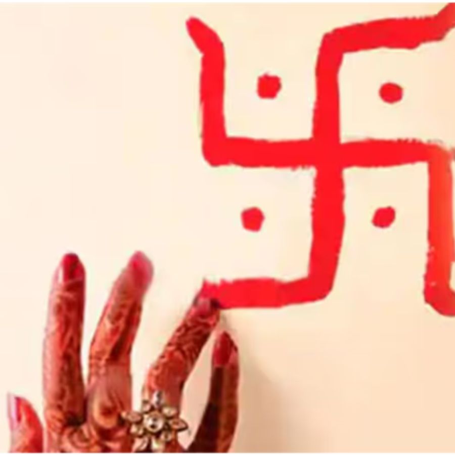 দেবীকে প্রসন্ন করতে চাইলে এ দিন সকালে মূল দরজার দুই পাশে সিঁদুর এবং হলুদ মিশিয়ে স্বস্তিক আঁকুন। 