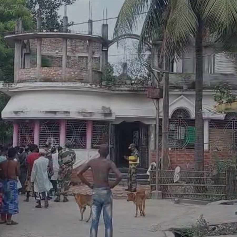  প্রায় পাঁচ ঘণ্টা ধরে চালানো হয় তল্লাশি।