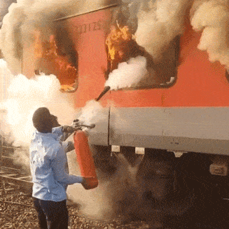 গরিব রথ এক্সপ্রেসের আগুন নিয়ন্ত্রণে আনার চেষ্টা করা হচ্ছে। গ্রাফিক: আনন্দবাজার ডট কম ডেস্ক।