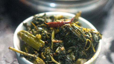 মূলত ধন্বন্তরিকে স্মরণ করে ভূত চতুর্দশীতে ১৪ শাক খাওয়া হয়। তার পরের দিন অনেকে যমের পুজো করেন। 