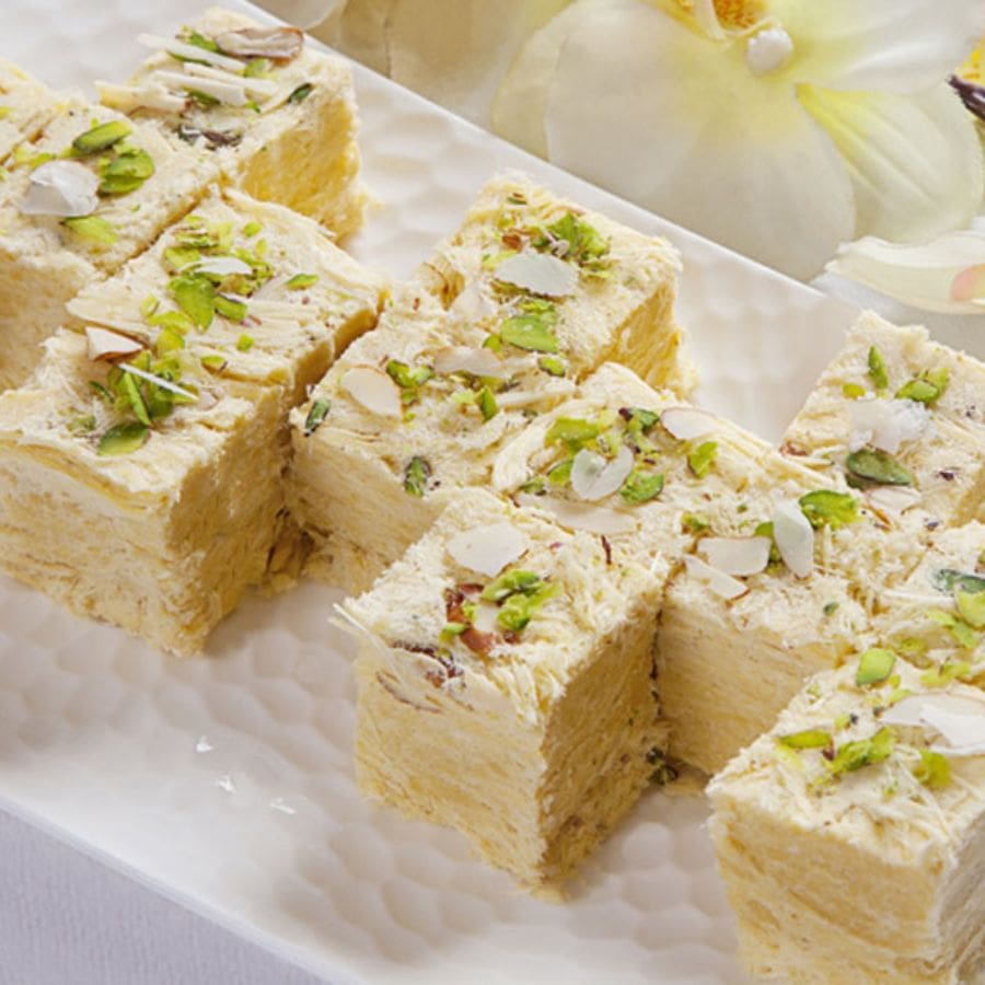 এ বার হয় হাত দিয়ে নইলে ছাঁচে ফেলে পছন্দের আকার দিয়ে, উপর দিয়ে কাজু, আমন্ড কুচি ছড়িয়ে পরিবেশন করুন। (এই প্রতিবেদনটি ‘আনন্দ উৎসব’ ফিচারের একটি অংশ।)