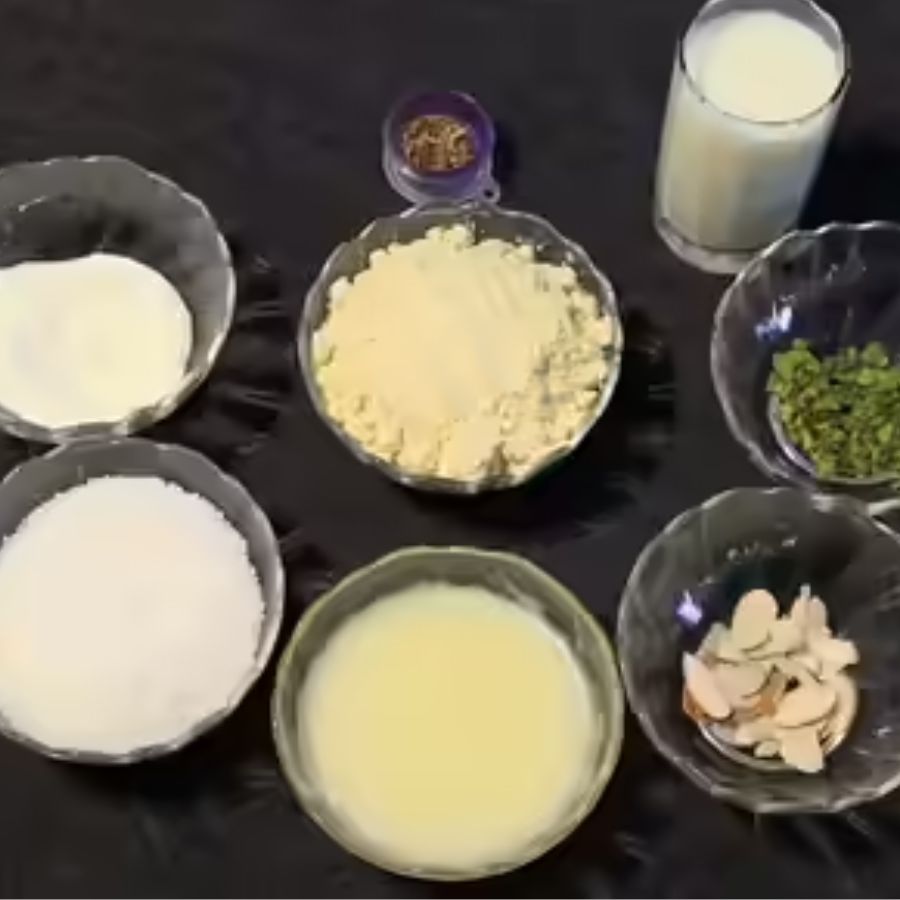 সোনপাপড়ি বানানোর জন্য কী কী লাগবে চলুন জেনে নেওয়া যাক। এই মিষ্টি পদ বানানোর জন্য লাগবে ময়দা, বেসন, ঘি, এলাচ গুঁড়ো, চিনি, লেবুর রস। 