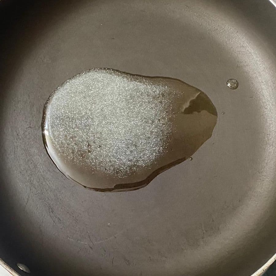 ওভেনে কড়াই বসান। তিন চামচ ঘি দিন তাতে। 