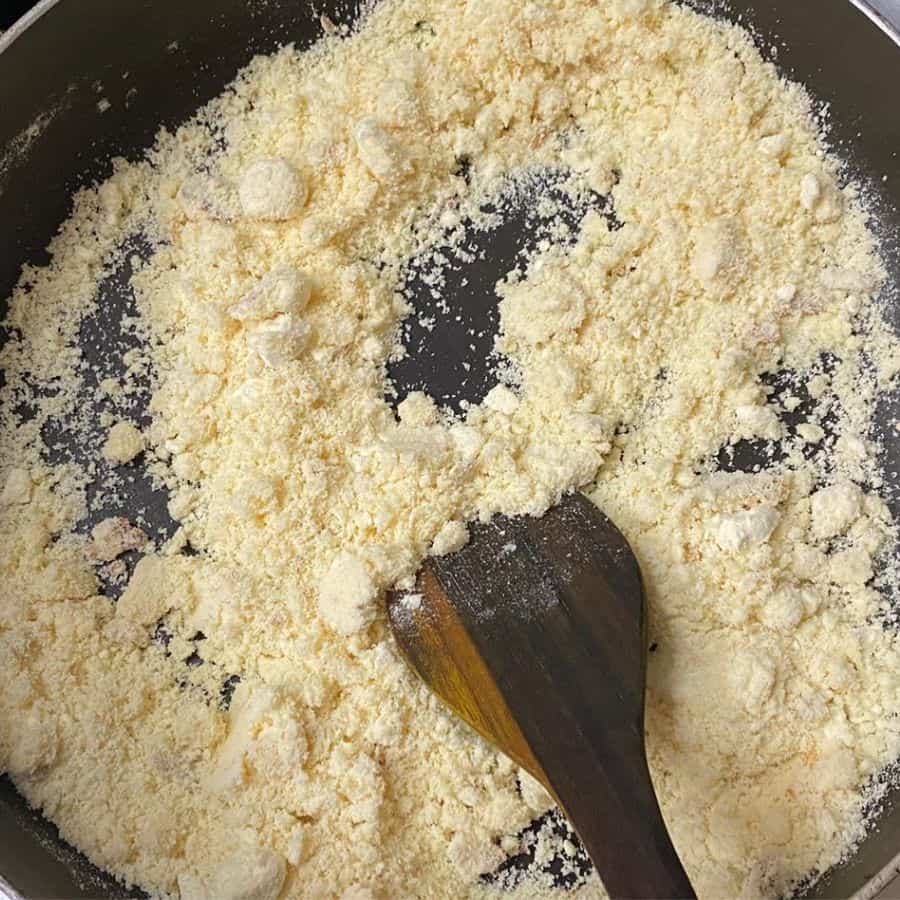 ঘি গরম হলে দিয়ে দিন দেড় কাপ ময়দা, আধ কাপ বেসন এবং এক চামচ এলাচ গুঁড়ো। 