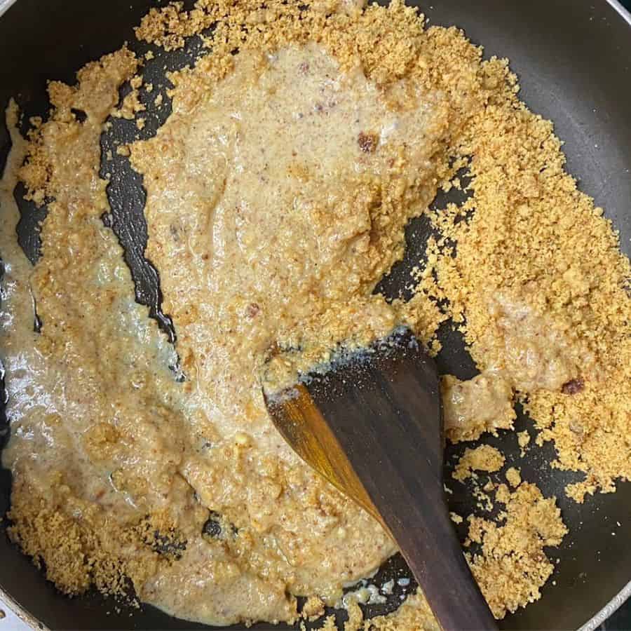 এ বার ভাল করে এটা ভেজে নিন। হালকা রং পরিবর্তন হলে নামিয়ে নিন। 