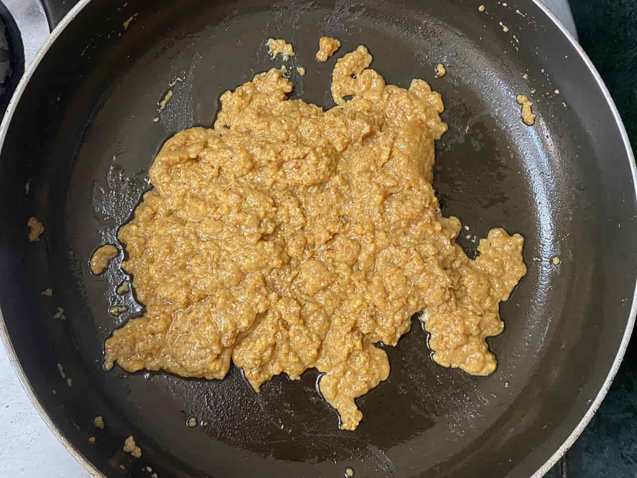 এ বার ওভেনে এবার একটি পাত্র বসান। সেখানে দিন ২ কাপ চিনি, এক কাপ জল, এক চামচ লেবুর রস। 