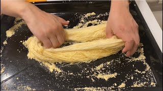 এ বার একটা বড় থালায় একটু ঘি মাখিয়ে ওই চিনির সিরা ঢেলে দিন। তার পর প্রথমে হাতা বা চামচ দিয়ে ভাল করে সেটাকে মাখুন। 