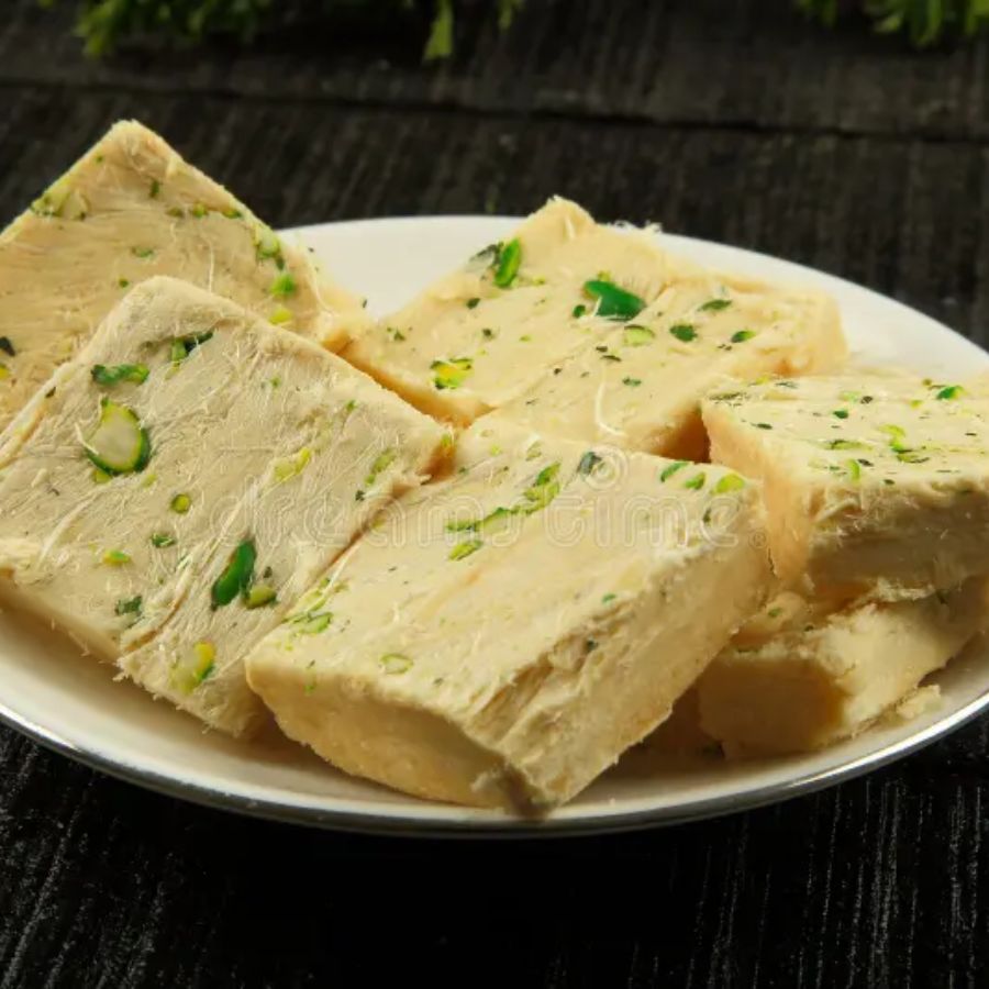 তার পর এটিকে ওই আগে থেকে ছেঁকে রাখা ময়দার ওই মিশ্রণে দিয়ে একই ভাবে ঘোরাতে থাকুন। একটা সময় দেখবেন সোনপাপড়ি তৈরি হয়ে গিয়েছে। 