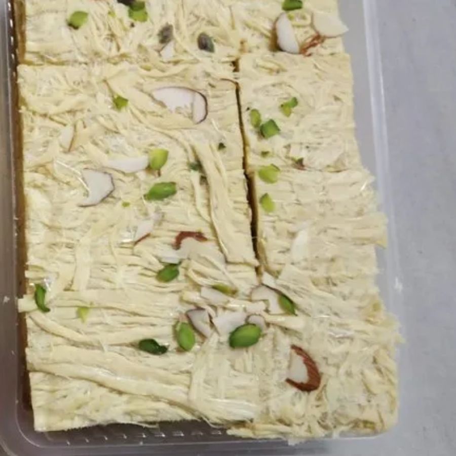 ছাঁকনি দিয়ে এই মিশ্রণটা ভাল করে ছেঁকে নিতে হবে, যাতে কোনও দলা না থাকে। 