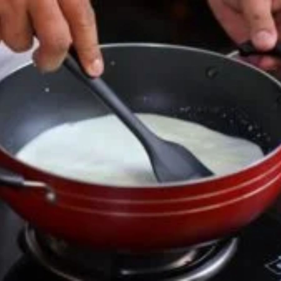 সবার আগে ওভেনে একটা কড়াই বসিয়ে তাতে ২ কাপ চিনি দিয়ে, এক কাপ জল এবং এক চামচ লেবুর রস দিন। 