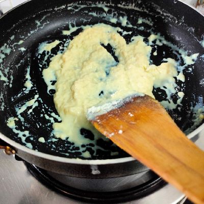 রং বদলে চিটচিটে হয়ে এলে জলে ফেলে দেখুন চিট কতটা ধরল। 