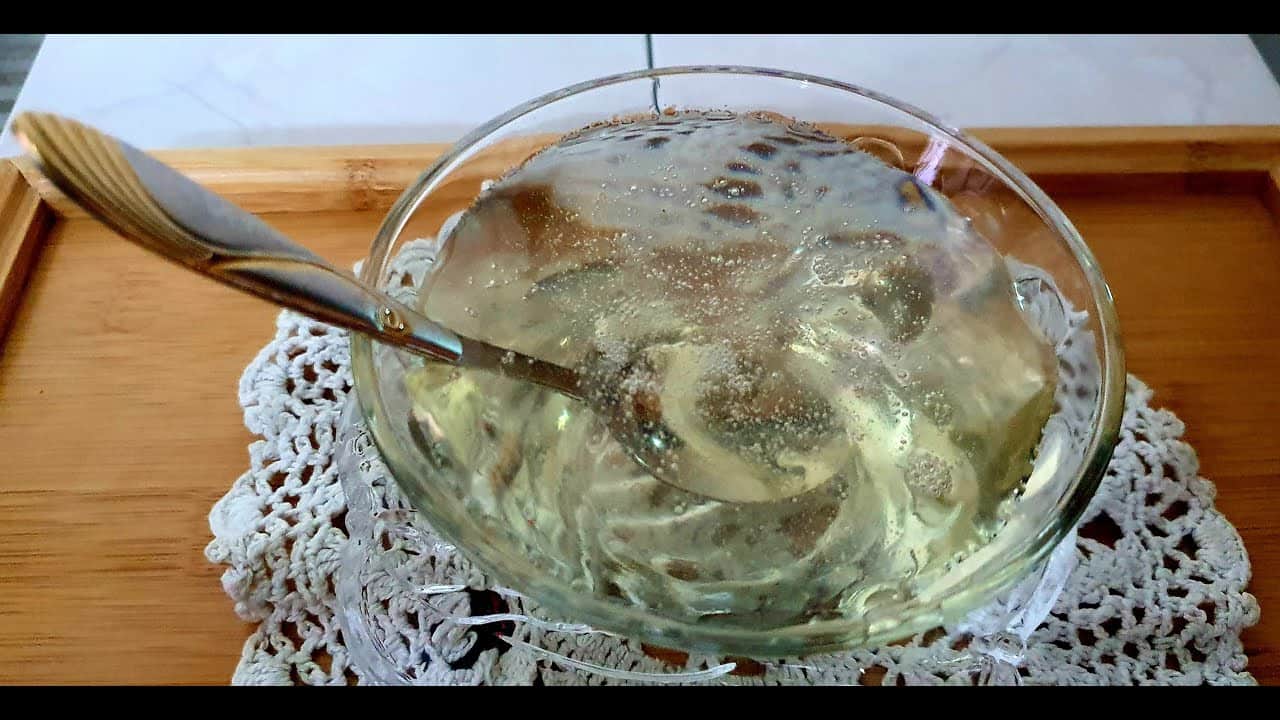 এর পর এটিকে নামিয়ে নিন। ঘি মাখানো থালায় এই চিনির সিরা ঢেলে নিন। 