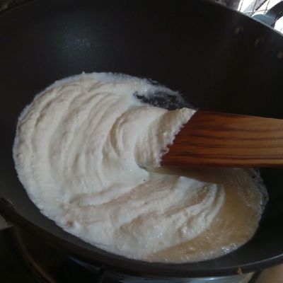 গরম থাকতে থাকতেই হাতা বা চামচ দিয়ে নাড়তে থাকুন ভাল করে। 