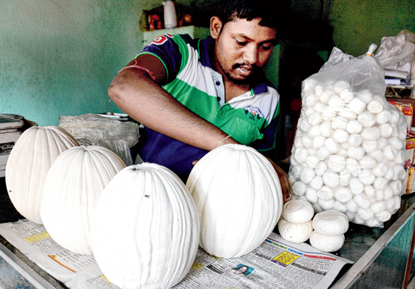 এর পর ৬০ থেকে ৭০ বার টানতে হবে, যাতে রং বদলে সাদা হয়ে যায়, এবং কদমার গায়ে যেমন লম্বা লম্বা দাগ থাকে সেটা তৈরি হয়। 