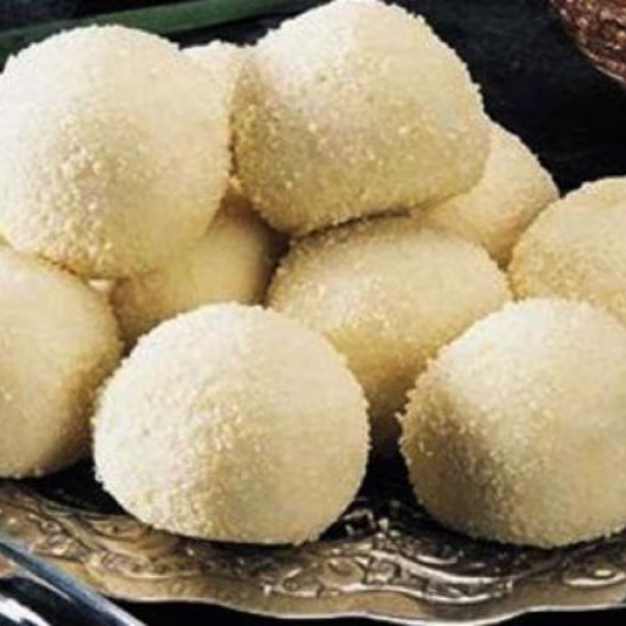 থালায় সাজিয়ে নৈবেদ্য হিসেবে নিজের হাতে বানানো কদমা নিবেদন করুন দেবীকে।  (এই প্রতিবেদনটি ‘আনন্দ উৎসব’ ফিচারের একটি অংশ।)