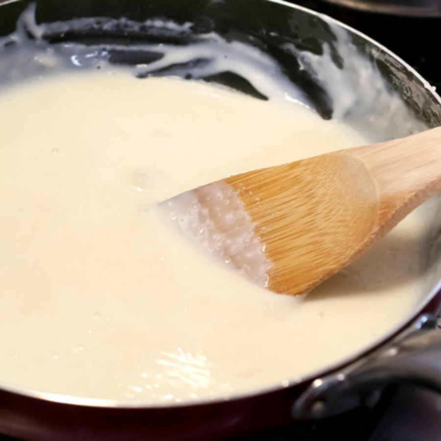 এ বার ঢিমে আঁচে এটা ভাল করে নাড়তে থাকুন। 