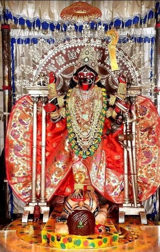 কিন্তু, কৃষ্ণানন্দ আগমবাগীশের হাত ধরে সেই দেবীই হয়ে ওঠেন বাঙালির ঘরের মেয়ে। তাঁকে দক্ষিণা কালী রূপে পুজো করতে শুরু করেন গৃহস্থরা। 